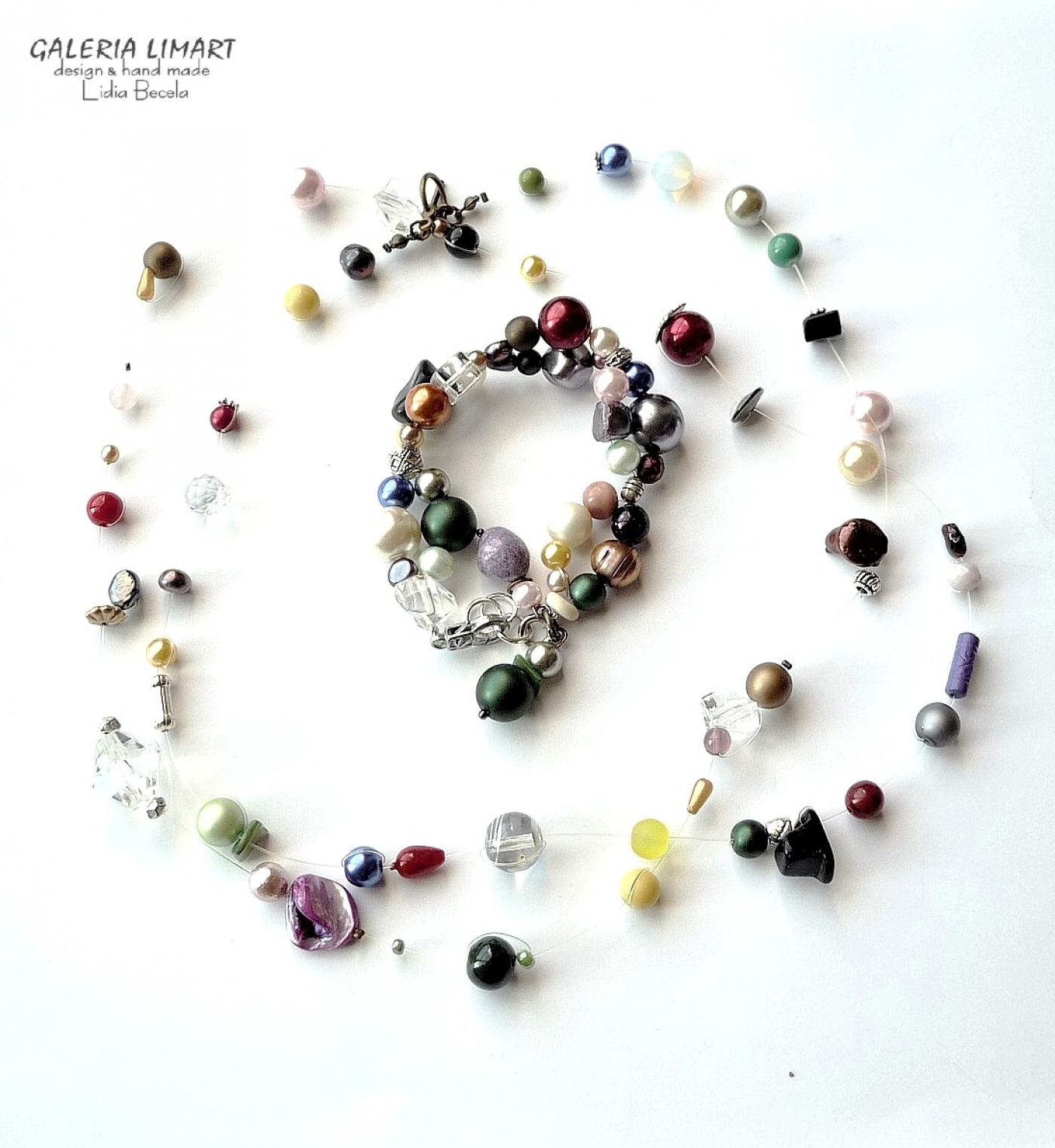 bogata kompozycja bajecznie kolorowych przeróżnych perełek z kryształkami, szkłem weneckim, minerałami w ciekawej i niebanalnej palecie barw